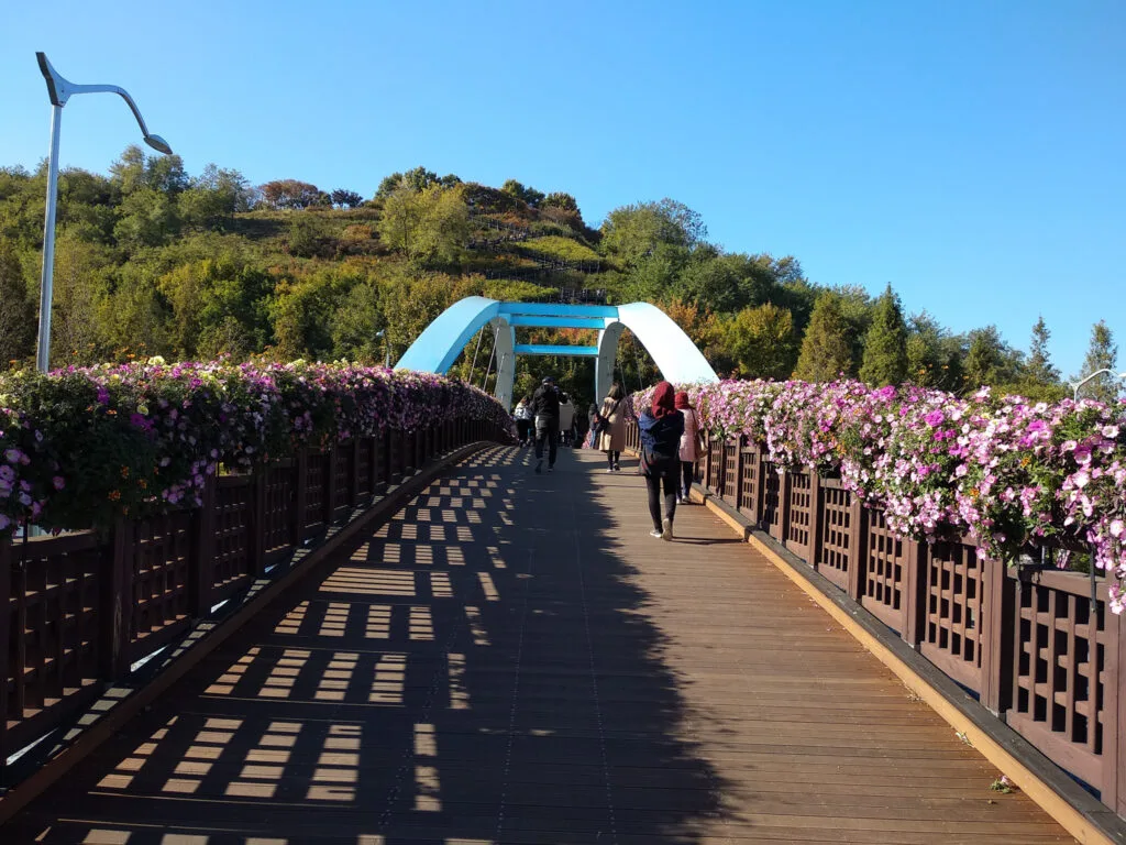 Jembatan bunga menuju haneul park
