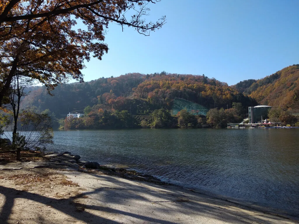 sungai yang mengelilingi nami island