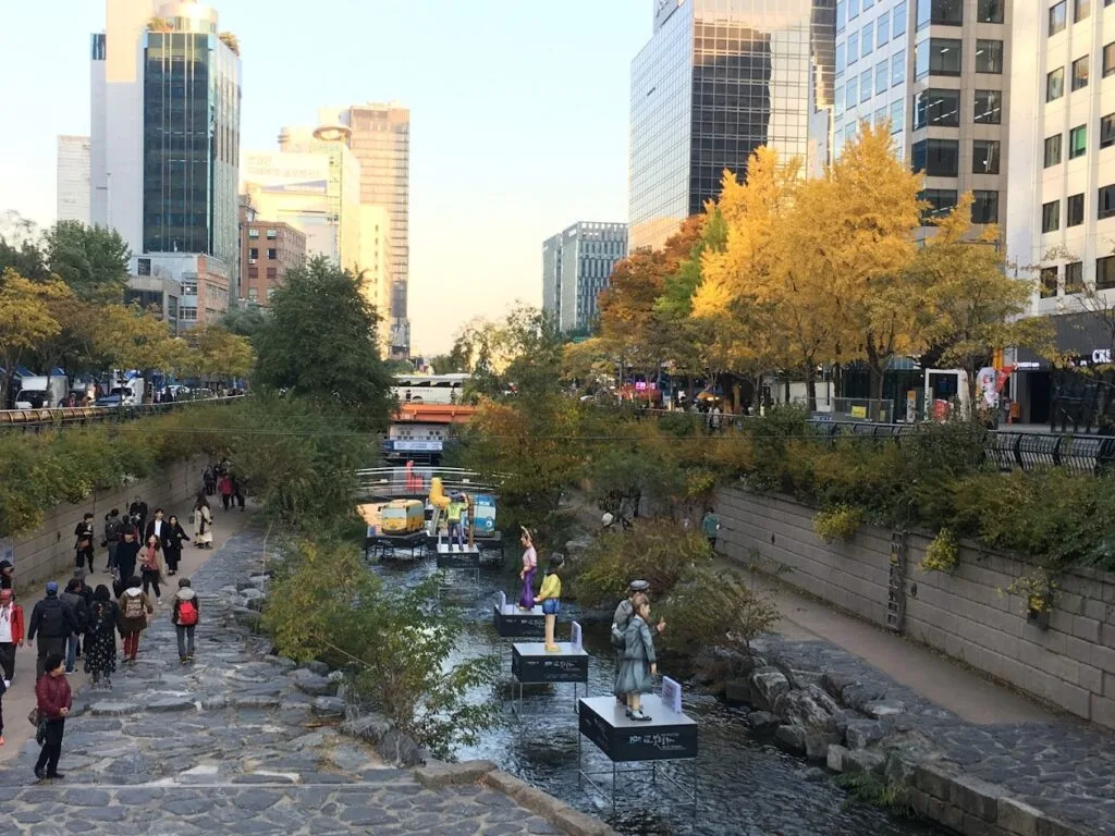 Dongdaemun river walk. Di tengah tengah sungai nya ada patung patung unik menghiasi sungai