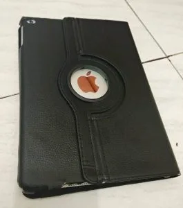 ipad 6 dengan case hitam