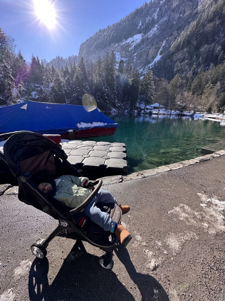 menikmati pemandangan di lake blausee sambil nidurin anak