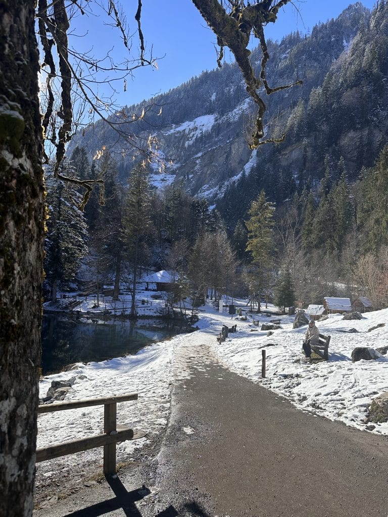 jalanan di lake blausee