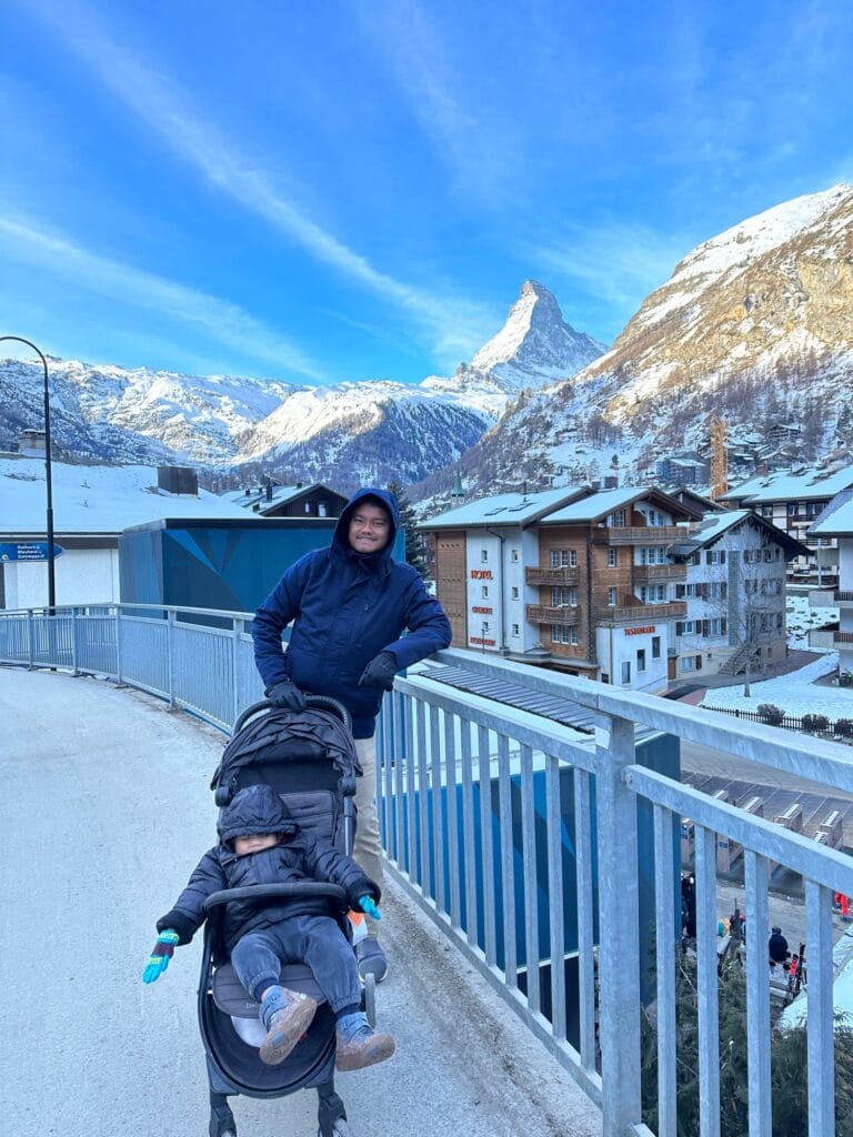 jalan jalan di zermat sambil bawa stroller bayi
