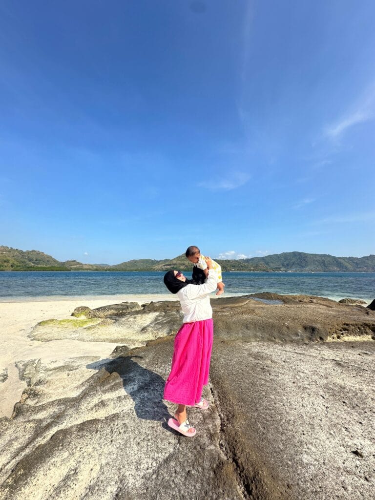 Pantai di gili kedis yang bagus untuk pengambilan foto