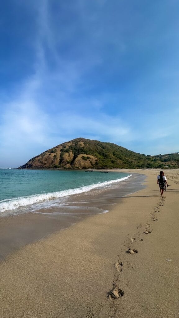 kita dapat melihat bukit yang indah di pantai mawun