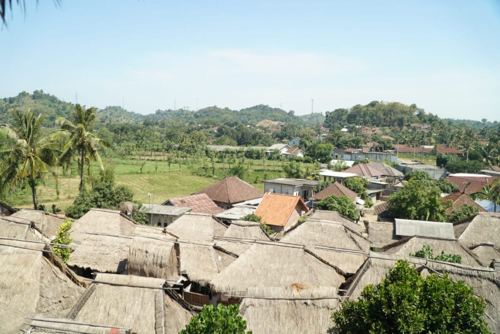 desa sade yang terletak ditengah masyarakat modern