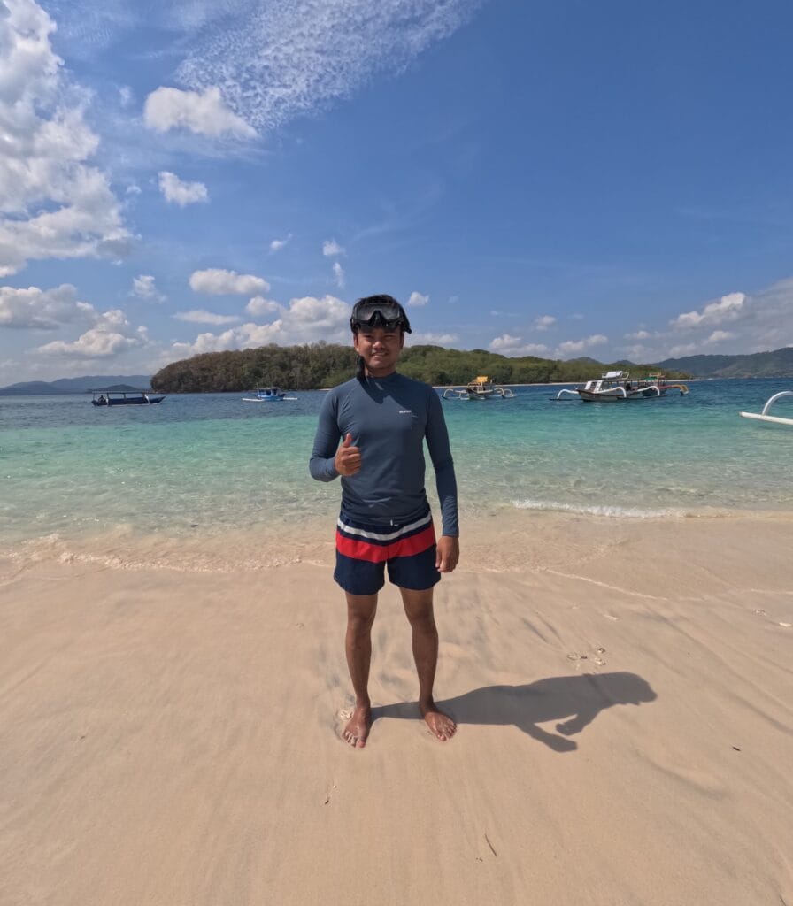 Tempat snorkeling di gilo nanggu dekat dengan pantai jadi tak perlu ke tengah laut