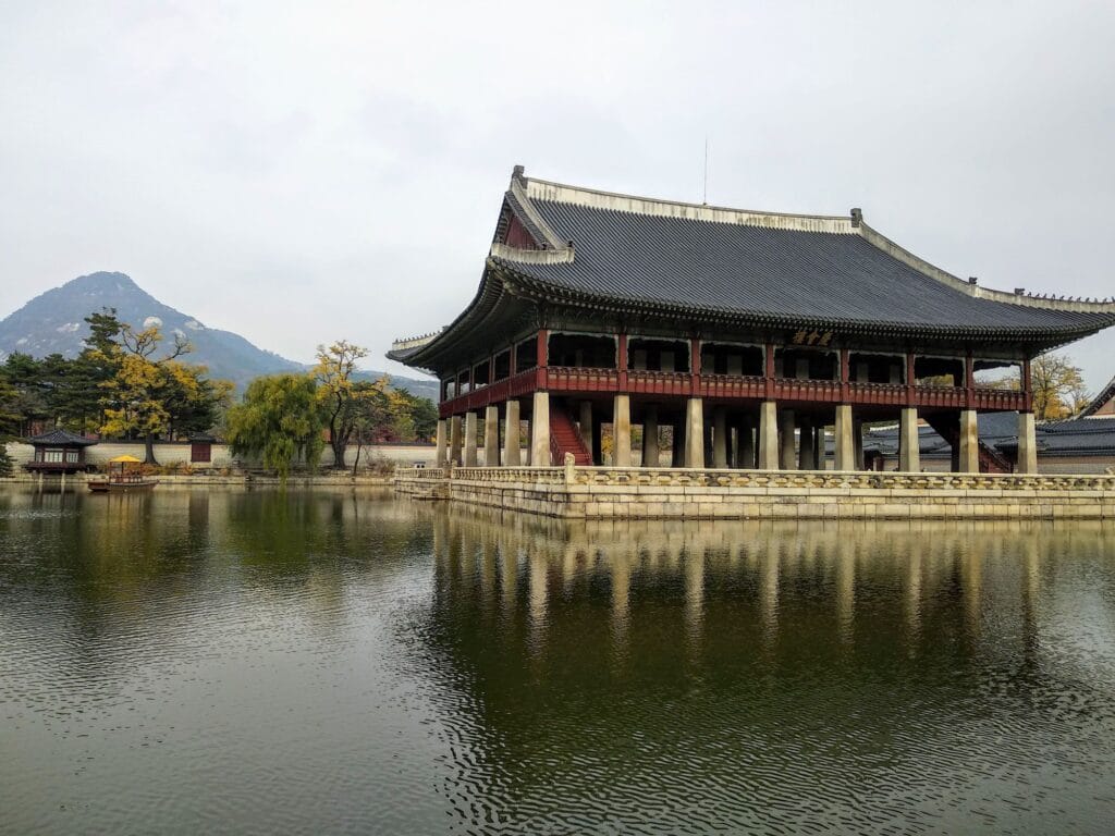istana di tengah danau gyeongbokgung palace