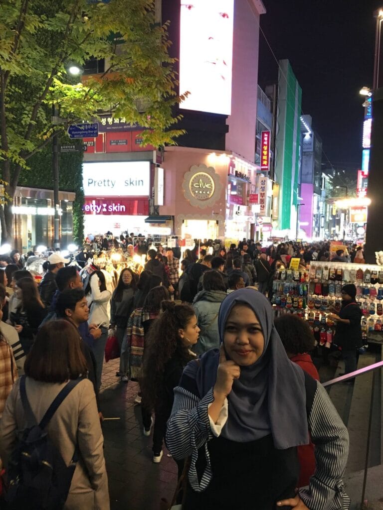 menikmati dunia malam di myeongdong street