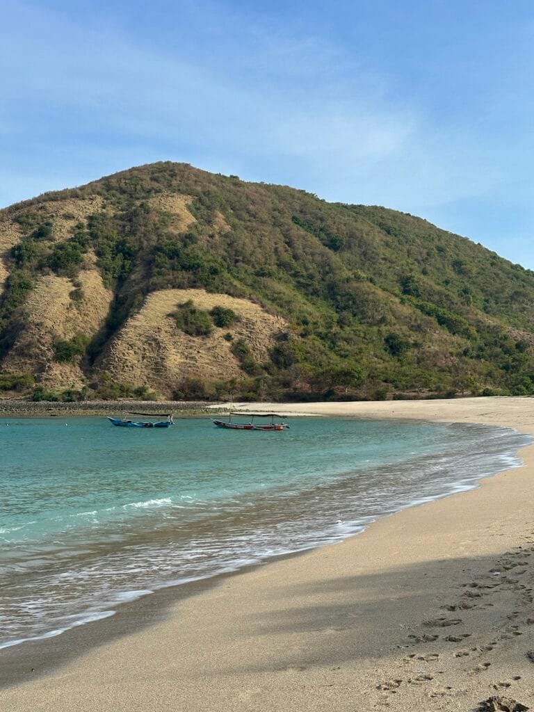 Kapal nelayan di pantai mawun