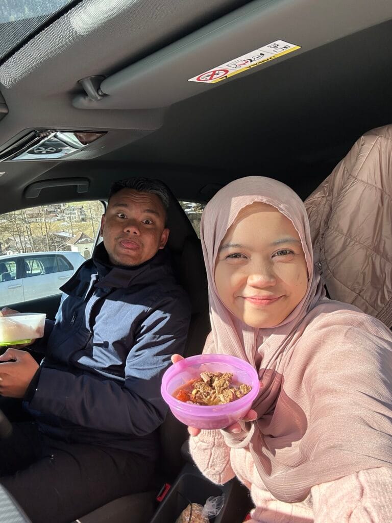 Makan rawon yang dagingnya merupakan daging sapi swiss