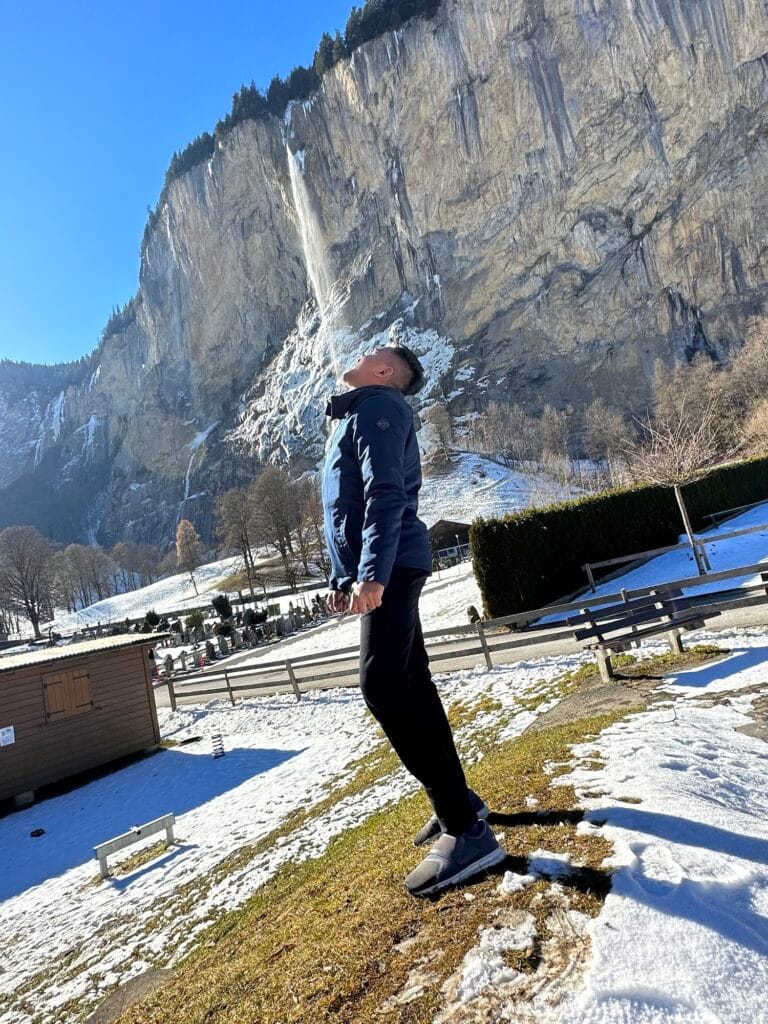 Lauterbrunnen, terkenal akan air terjunnya, yang ternyata itu adalah es