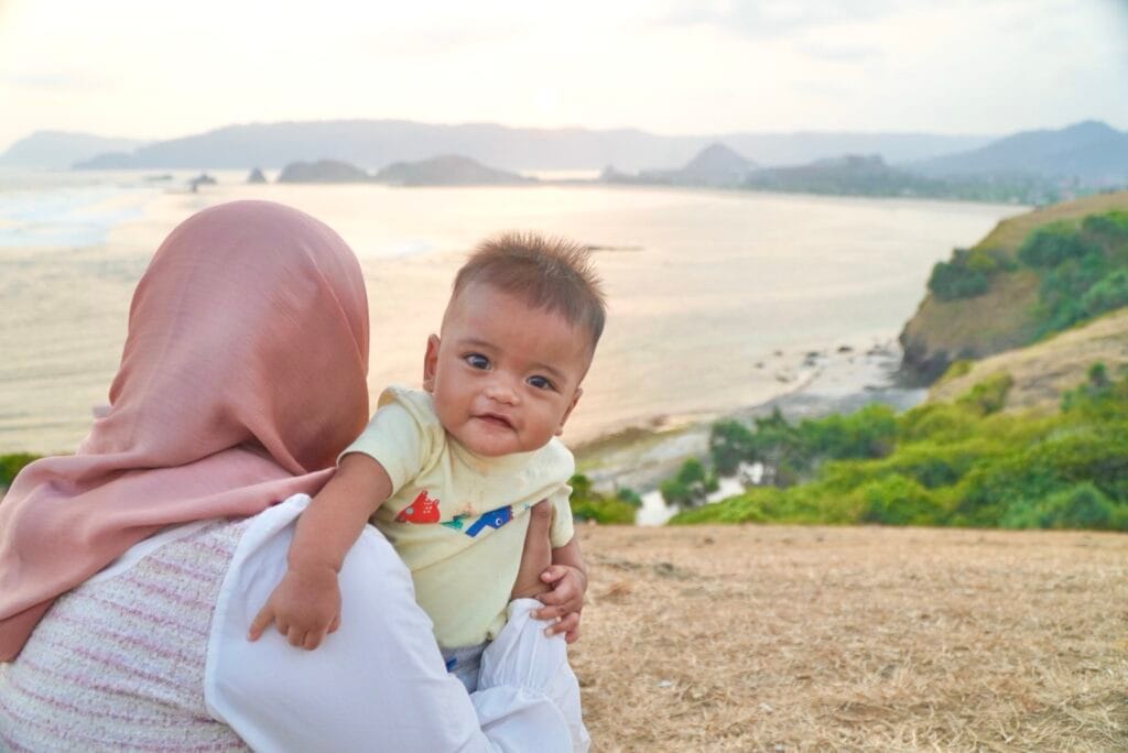 Duduk duduk di bukit merese sambil menimmati sunset di bukit merese. Angin sepoi sepoi membuat suasana menjadi lebih menyenangkan